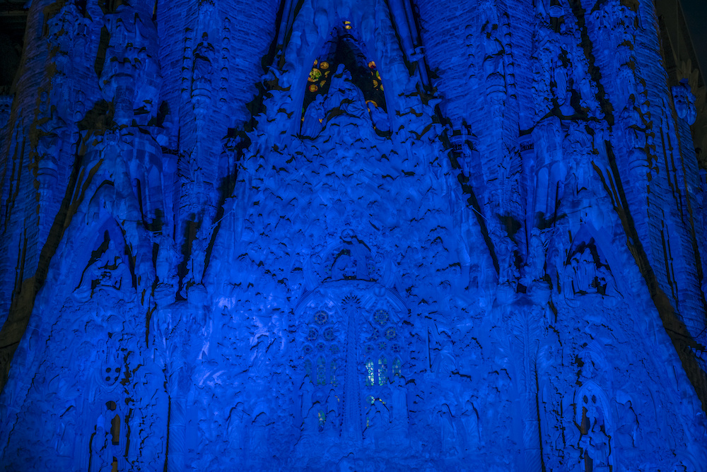 La Sagrada Família se suma a causes solidàries il·luminant la façana del Naixement