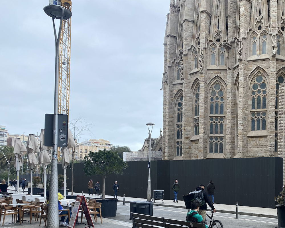 Es comença a col·locar la tanca provisional per a l'obra dels soterranis de la capella i el claustre de l'Assumpta