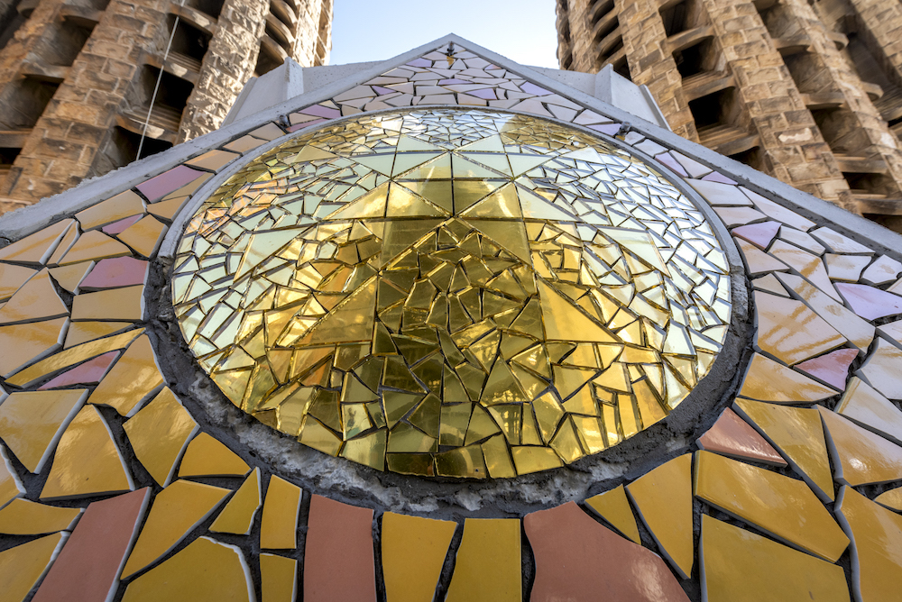 Es col·loca el trencadís de l’icosaedre del coronament de la torre de Lluc