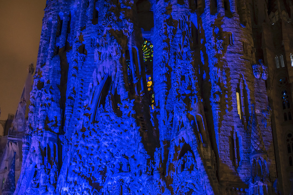 La Sagrada Família s’il·lumina per diferents causes solidàries