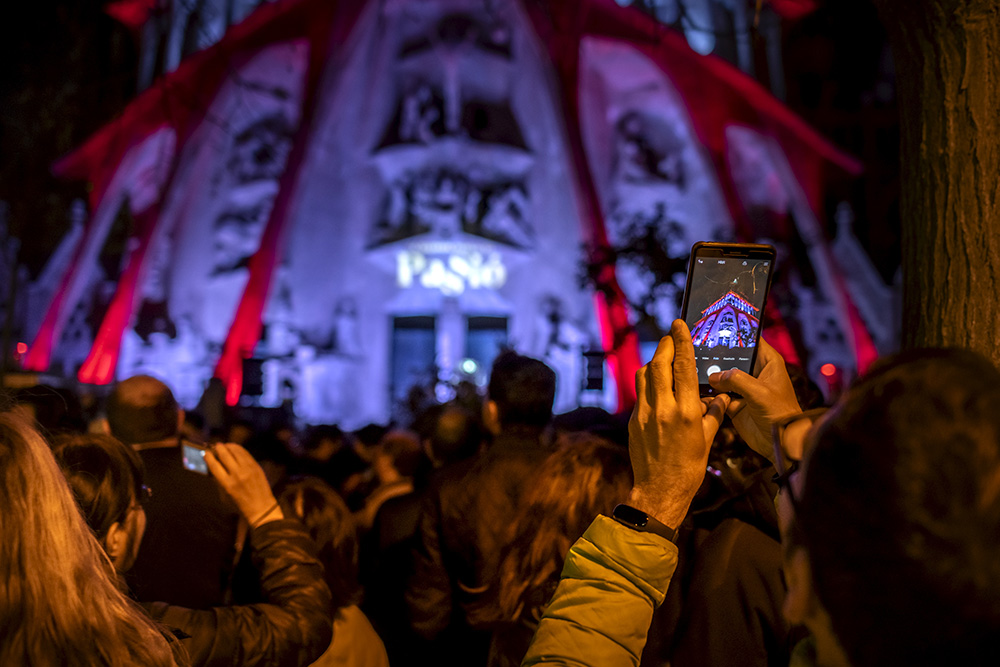 Més de 60.000 persones van gaudir de la il·luminació de la façana de la Passió des de casa