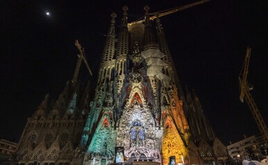 La façana del Naixement s’il·lumina per Nadal