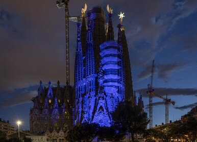 La Façana del Naixement s’il·lumina pel Dia d’Europa