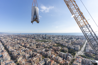 Es col·loca el primer element de la Creu a la Torre de Jesucrist