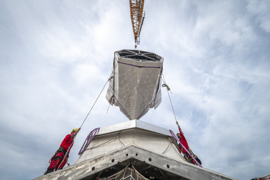 Col·locat el tercer de quatre braços horitzontals de la creu de la torre de Jesucrist