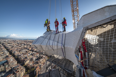 Avança la instal·lació de la creu de la torre de Jesucrist amb els dos primers braços horitzontals