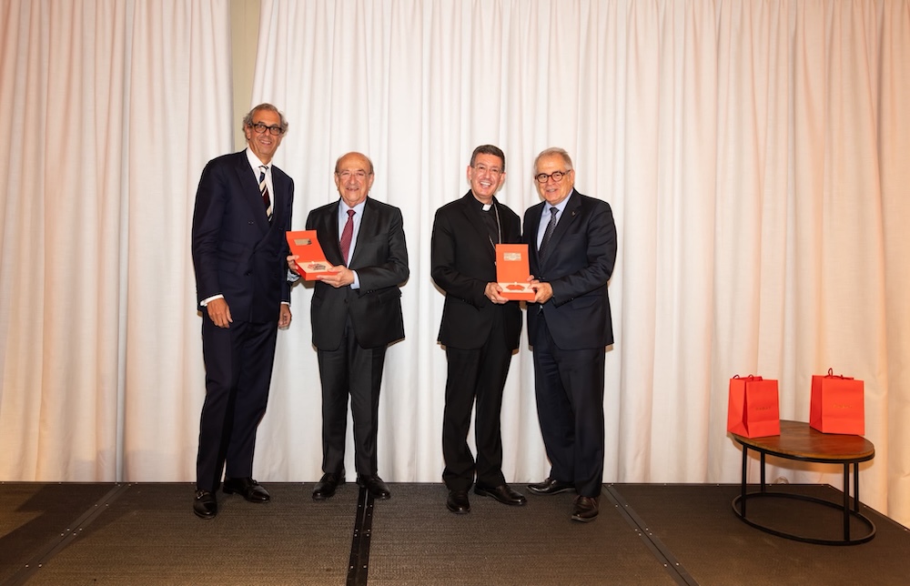 La Junta Constructora de la Sagrada Família i el seu president nat, el cardenal Joan Josep Omella, Arquebisbe de Barcelona, reben el Premi Amic del Passeig de Gràcia.
