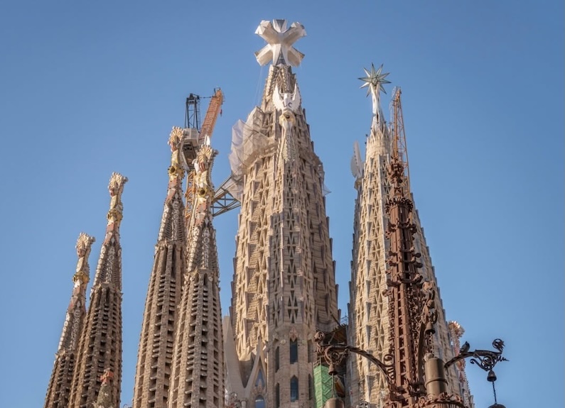 L’arquitecte director, Jordi Faulí, ofereix la conferència inaugural de les jornades «Arquitectura de lo sagrado en el centenario de la muerte de Gaudí»
