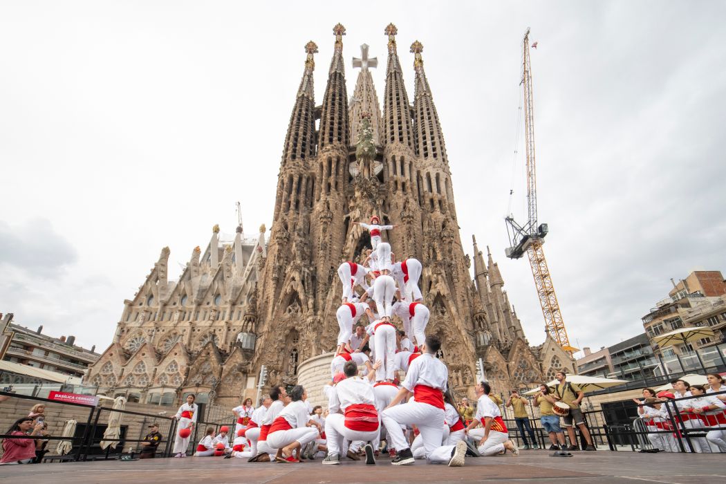 Els falcons, gegants i esbarts omplen d’alegria l’exterior de la Sagrada Família